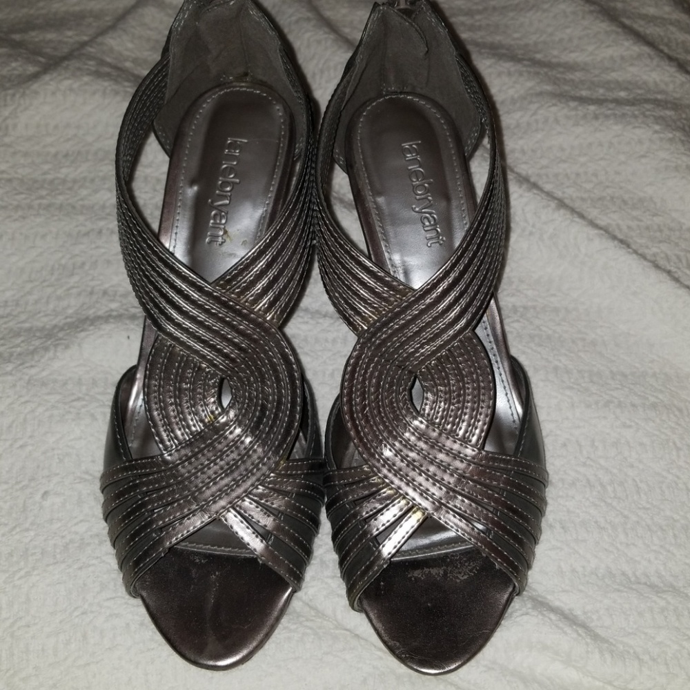 Elegant vintage look, faux leather heel